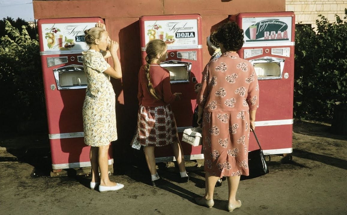 женщины у автоматов с минералкой
