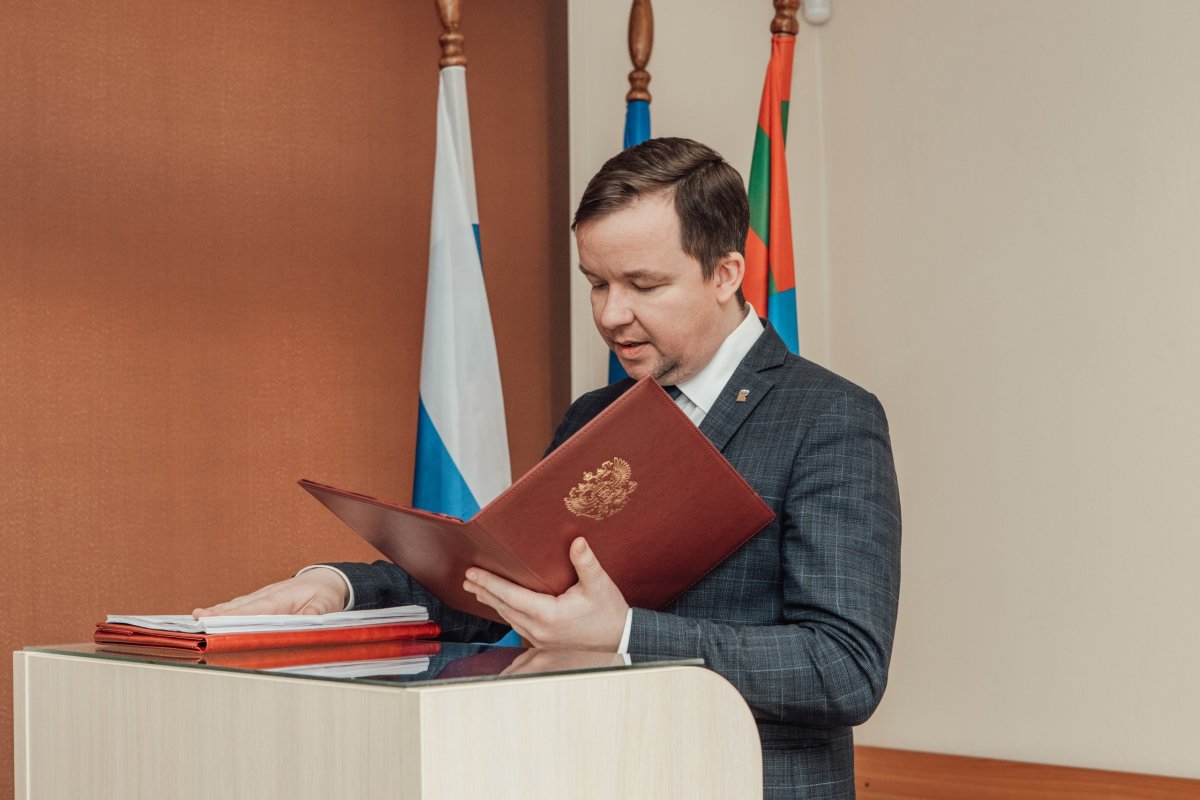 Алексей Пеньшин произносит слова присяги.