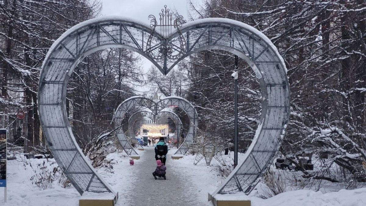 Люди гуляют в сквере