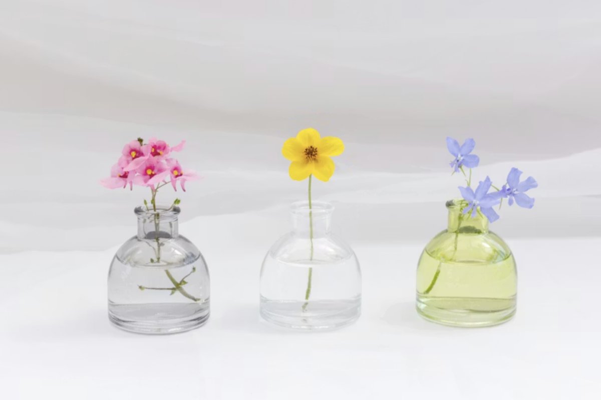 3 вазы с цветами