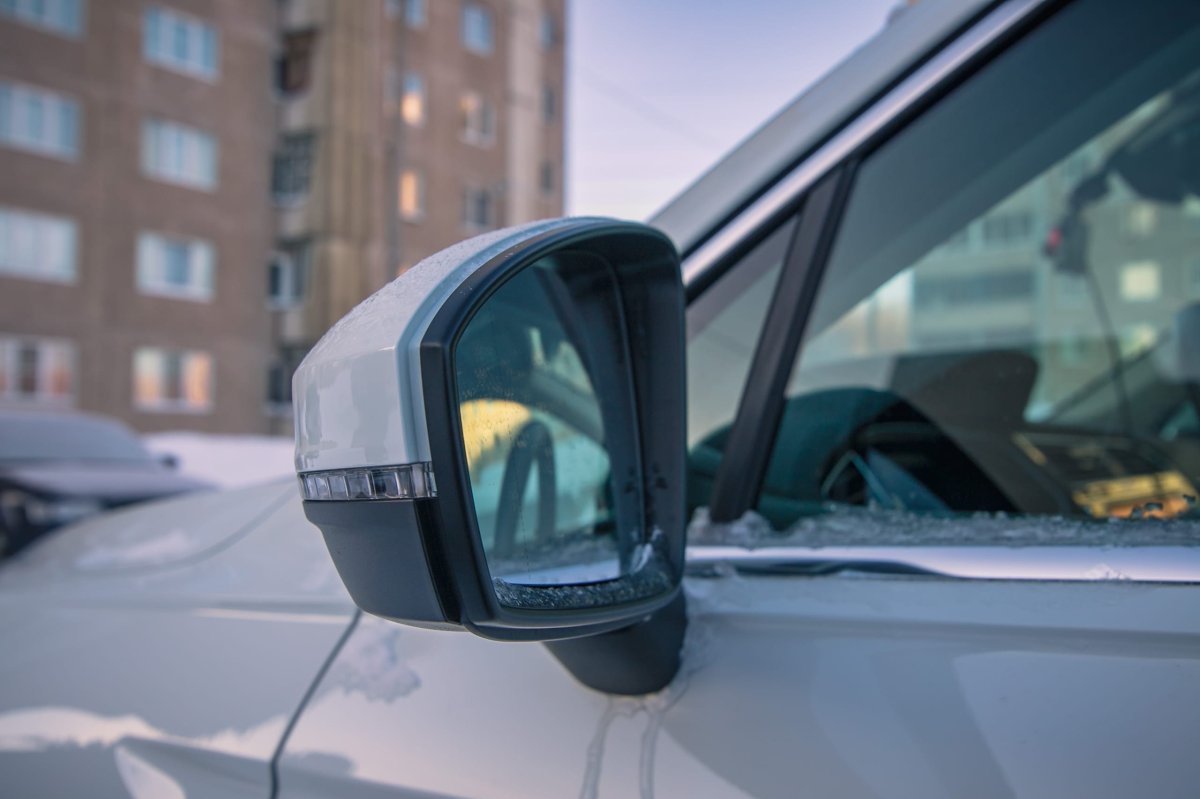 Машина стоит на парковке.