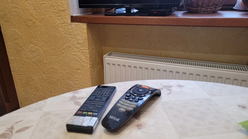 Пульты от телевизора и приставки на столе