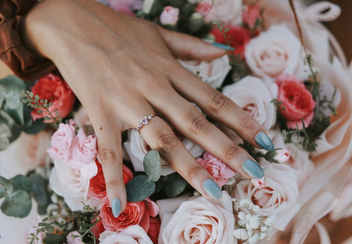 Голубой маникюр на цветах