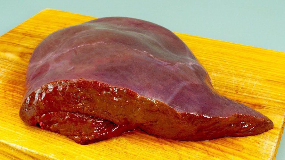 печень на кухонной доске