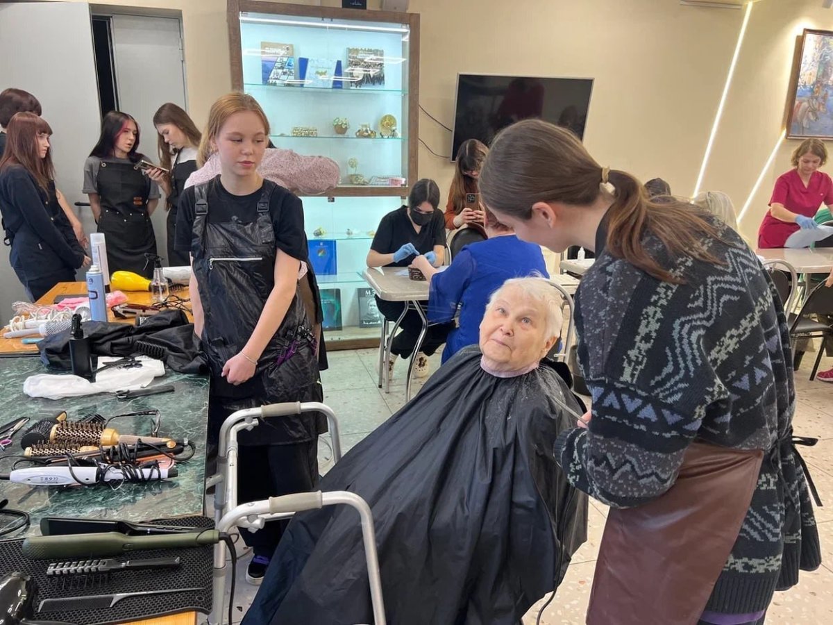 Жительницам дома-интерната делают стрижки, маникюр и макияж