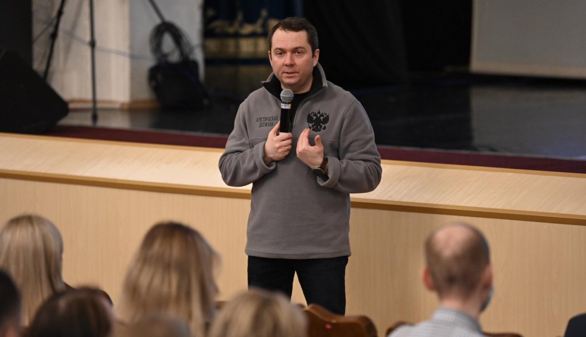 Губернатор Мурманской области Андрей Чибис на встрече с жителями Кировска