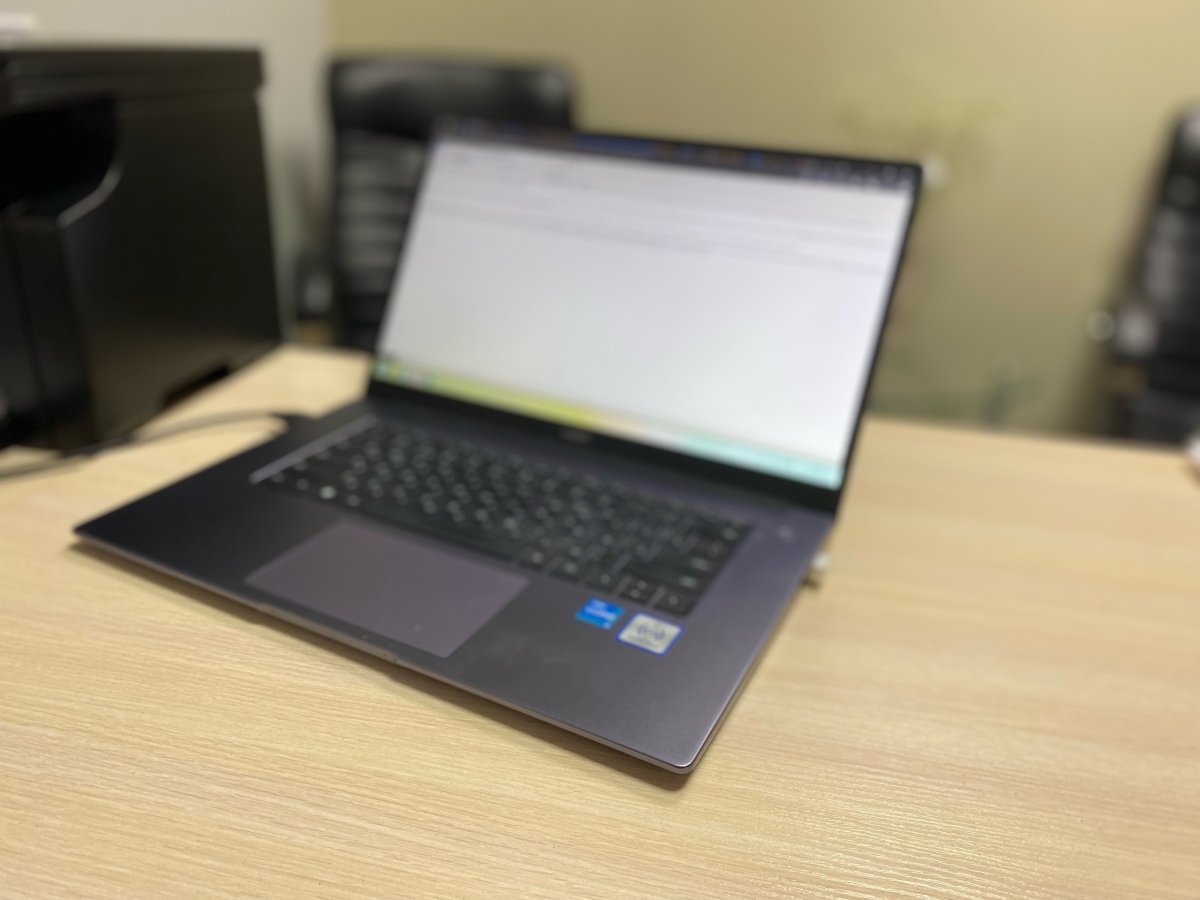 Ноутбук стоит на столе