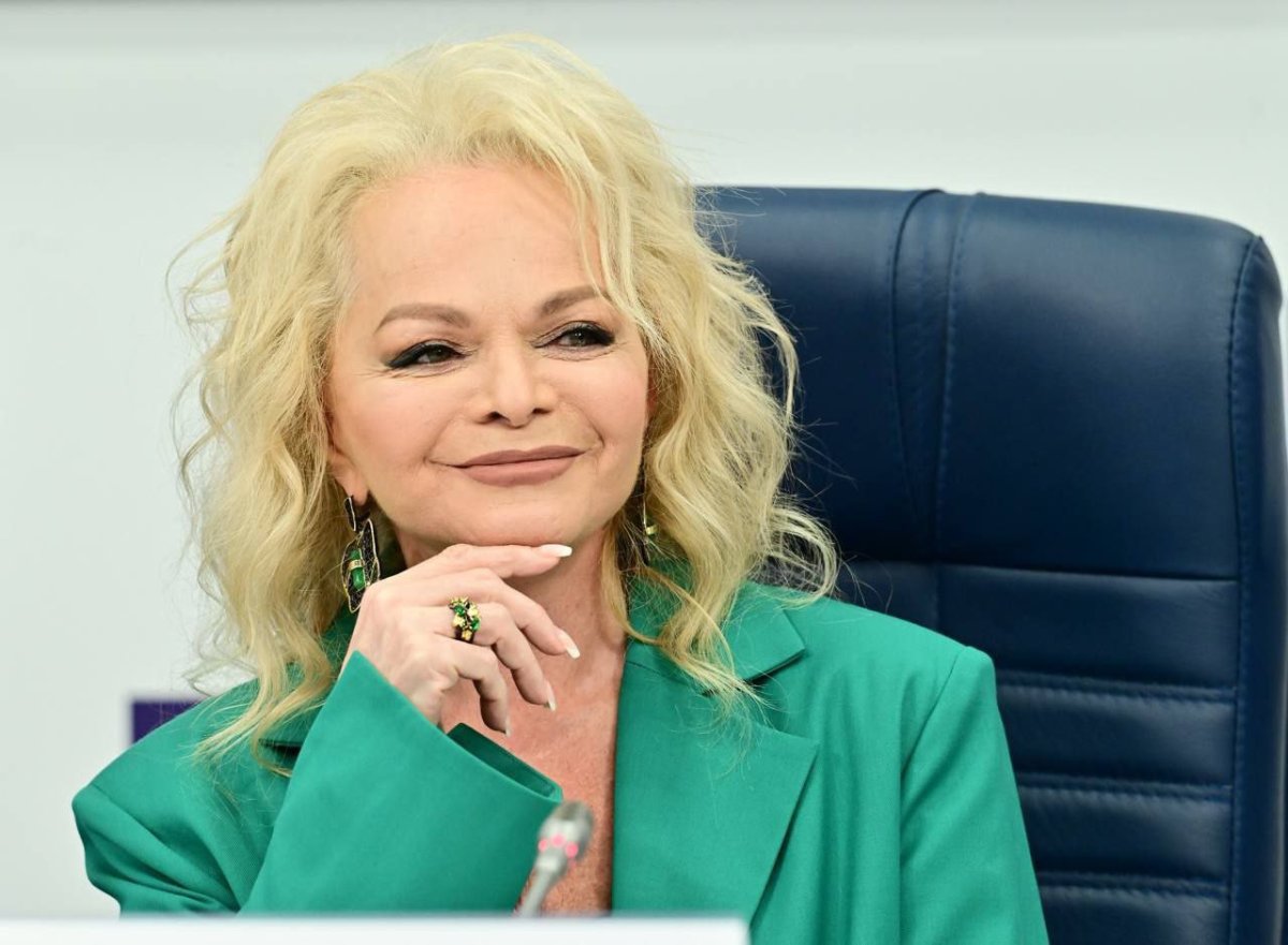 Лариса Долина в бирюзовом жакете