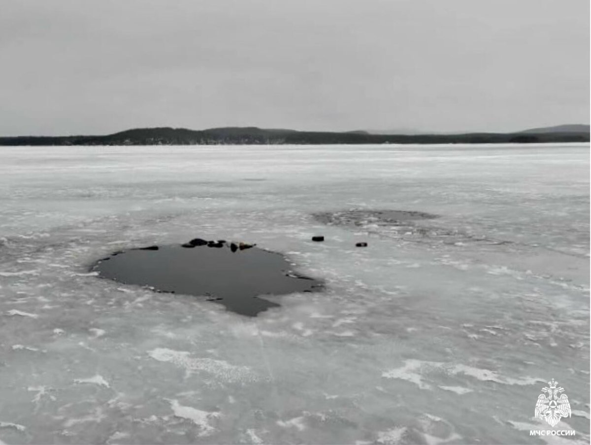 Полынья на льду озера