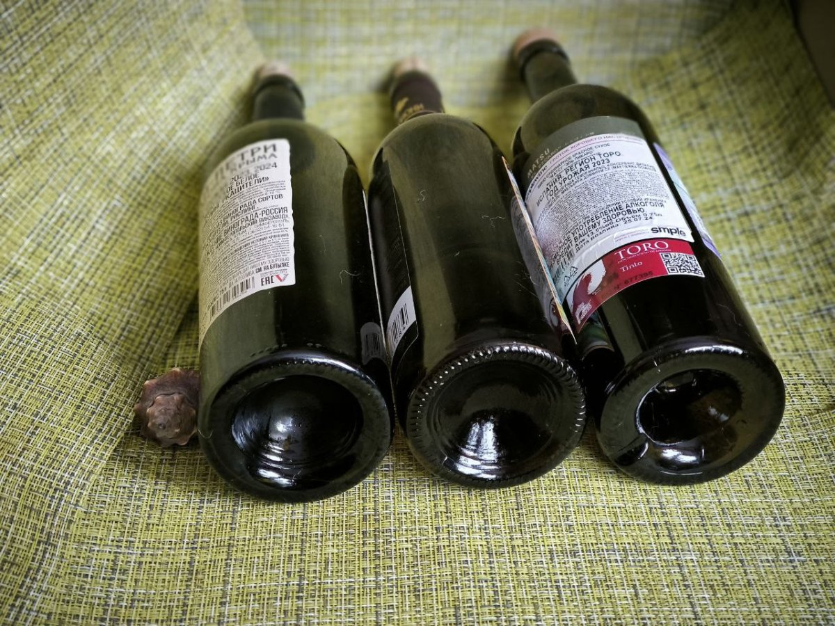 винные бутылки уложены дном в центр кадра