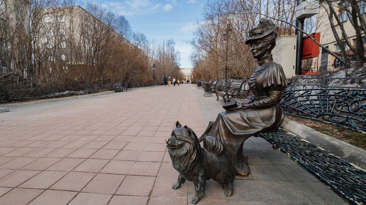 Скульптура Дама с собачкой в Мурманске