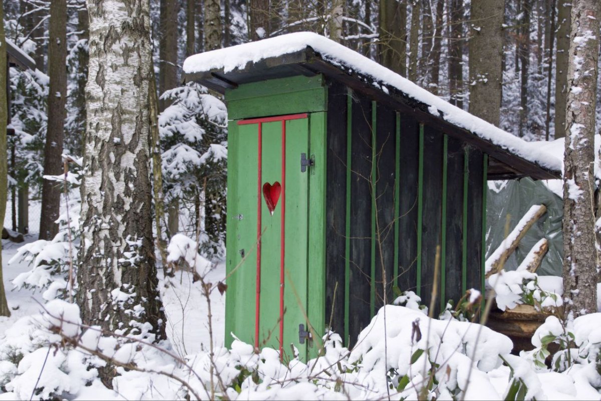 дачный туалет зимой