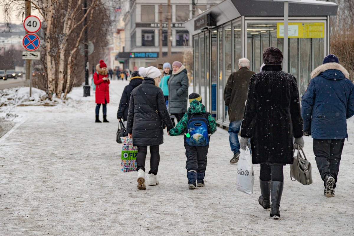 Мать и ребёнок возле остановки в Мурманске