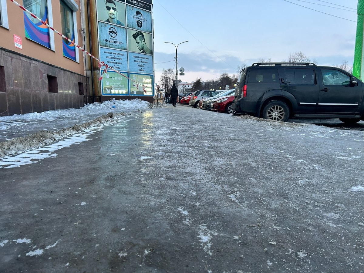 Гололёд на тротуаре зимой в городе