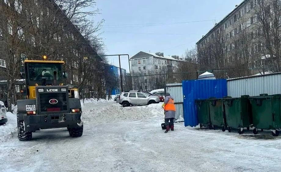 Убранный от снега двор в Мурманске.
