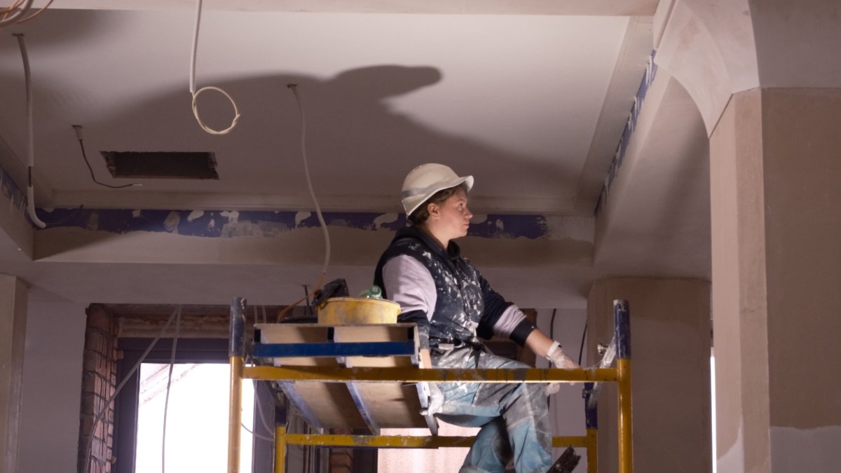 строитель на лесах