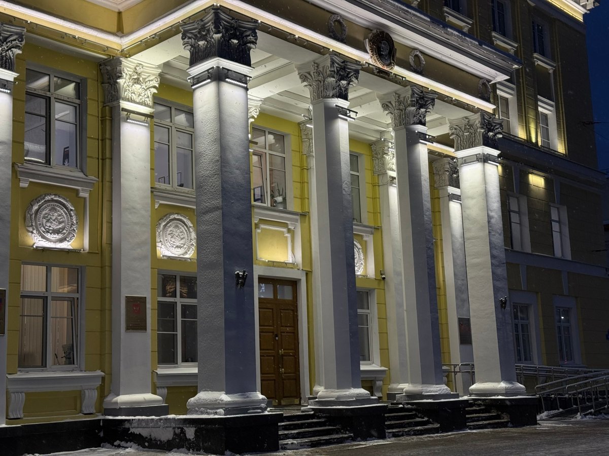 Вечером здание правительства Мурманской области.