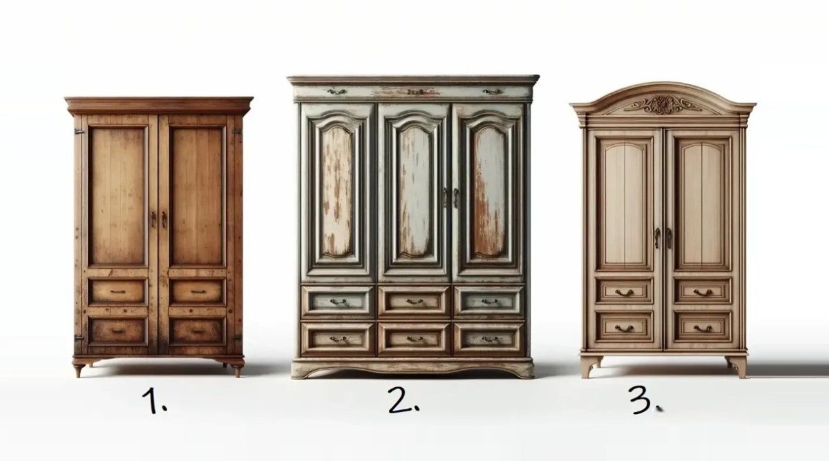 три старых шкафа