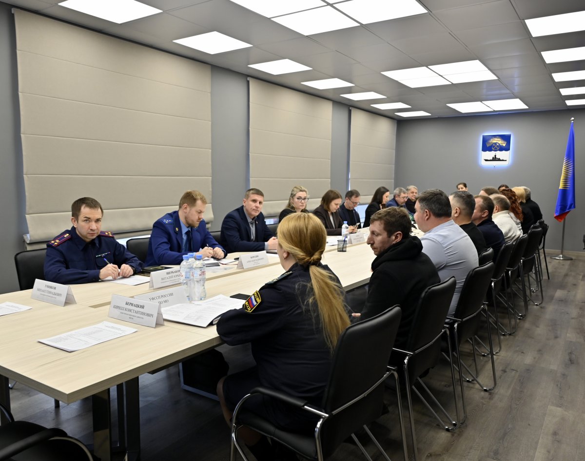 Люди сидят в зале совещаний.