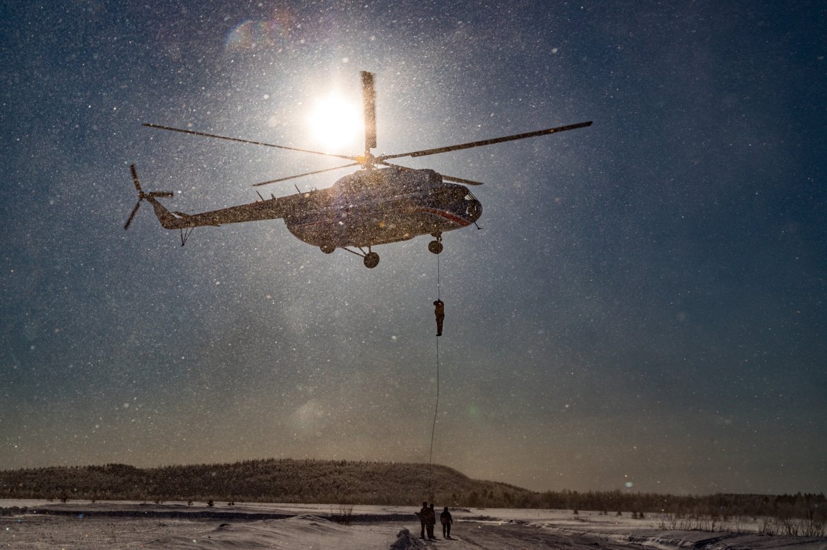 Вертолёт Ми-8 на учениях.