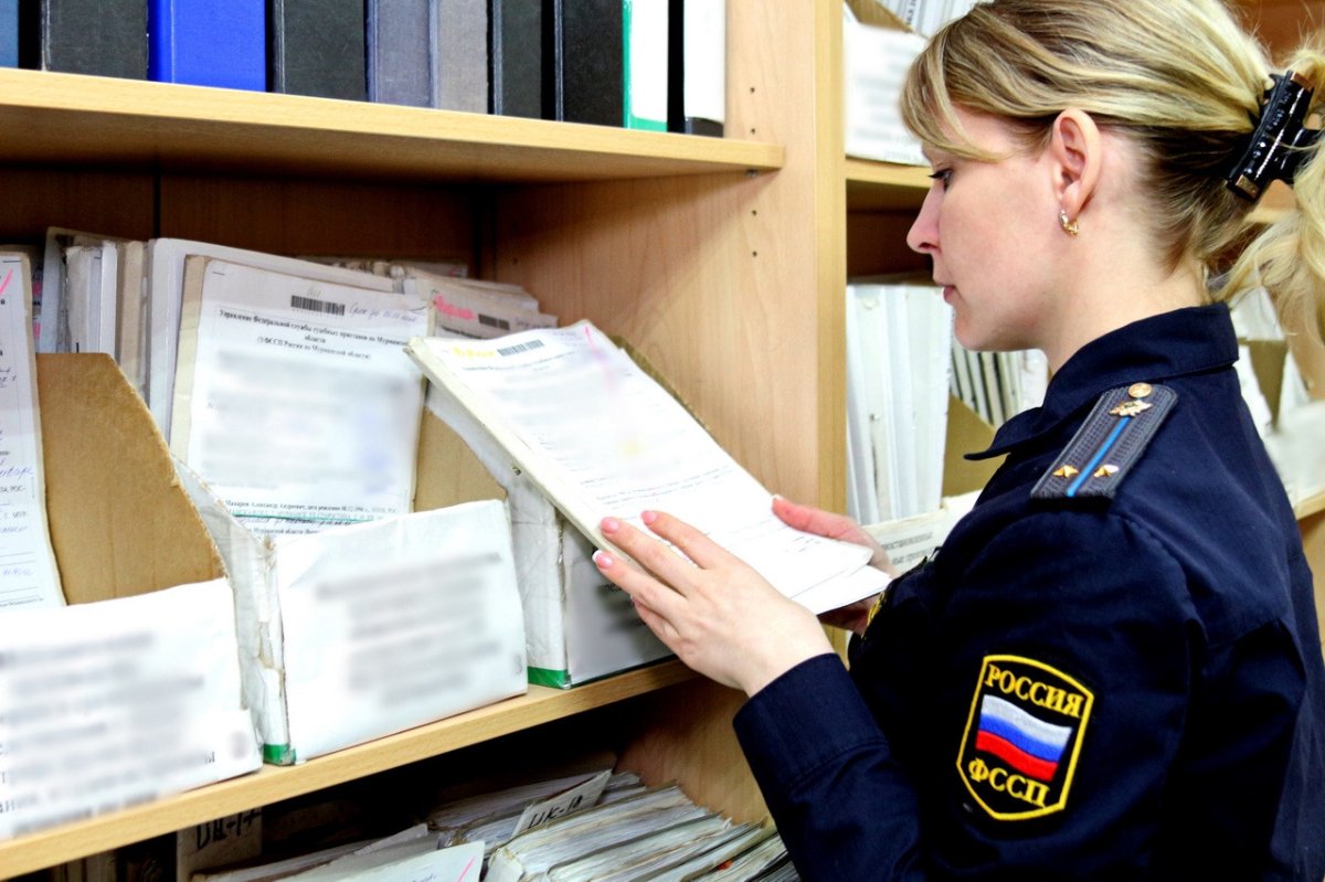 Судебный пристав работает.