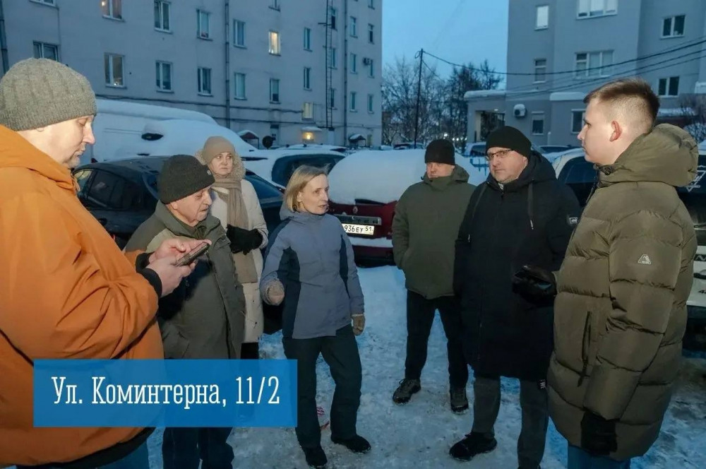 Жители встречаются с администрацией города на улице зимой