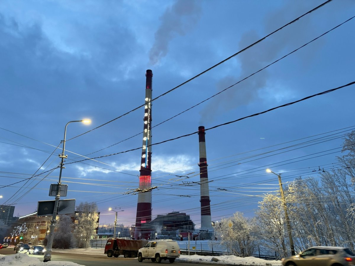 Трубы Мурманской ТЭЦ.