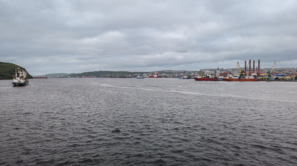 Корабли в Кольском заливе в Мурманске