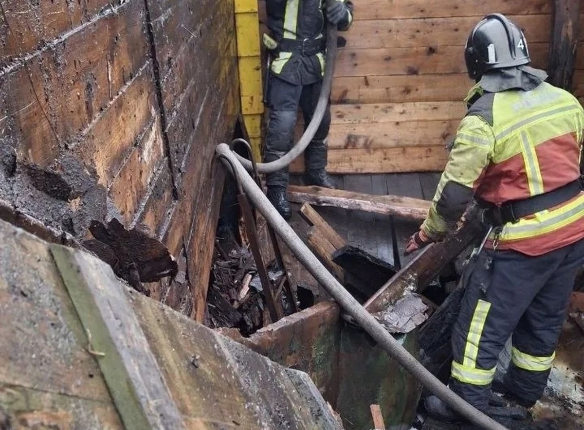 Сотрудники МЧС на месте пожара