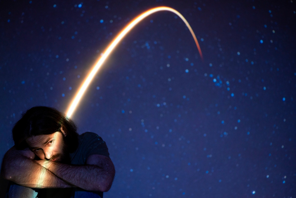 Мужчина на фоне проекции звёздного неба