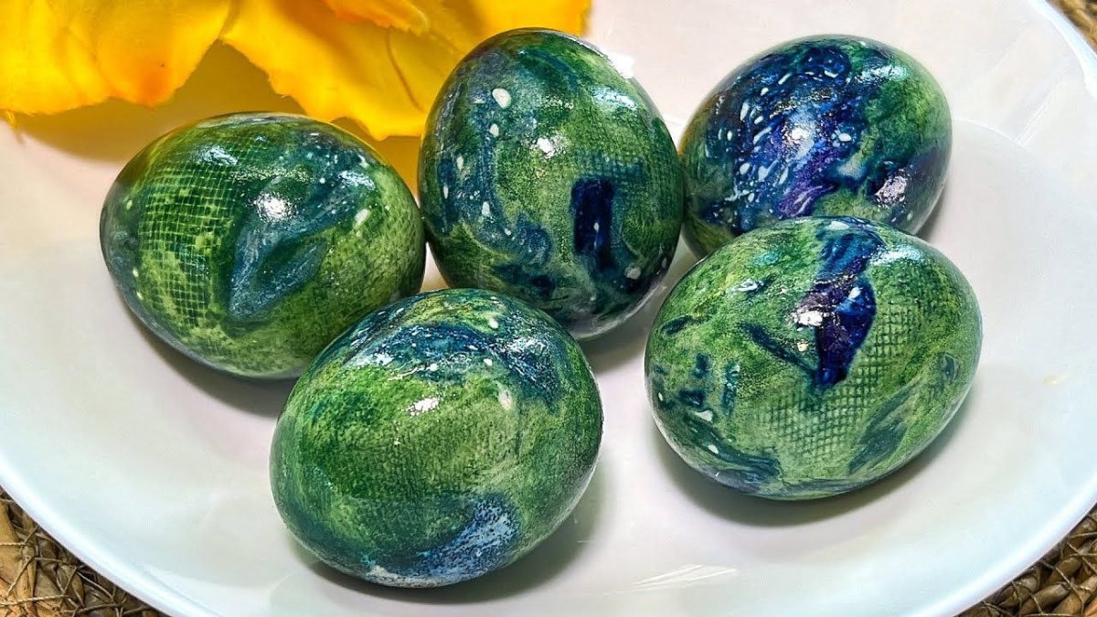 пасхальные яйца с сине-зелеными разводами
