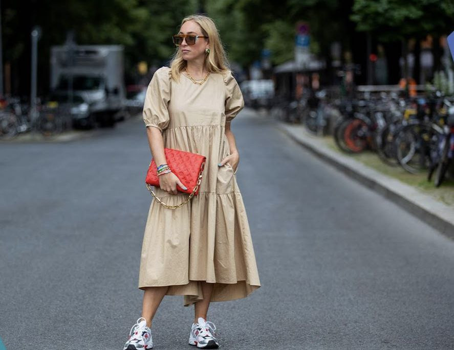 девушка в платье длины миди и кроссовках