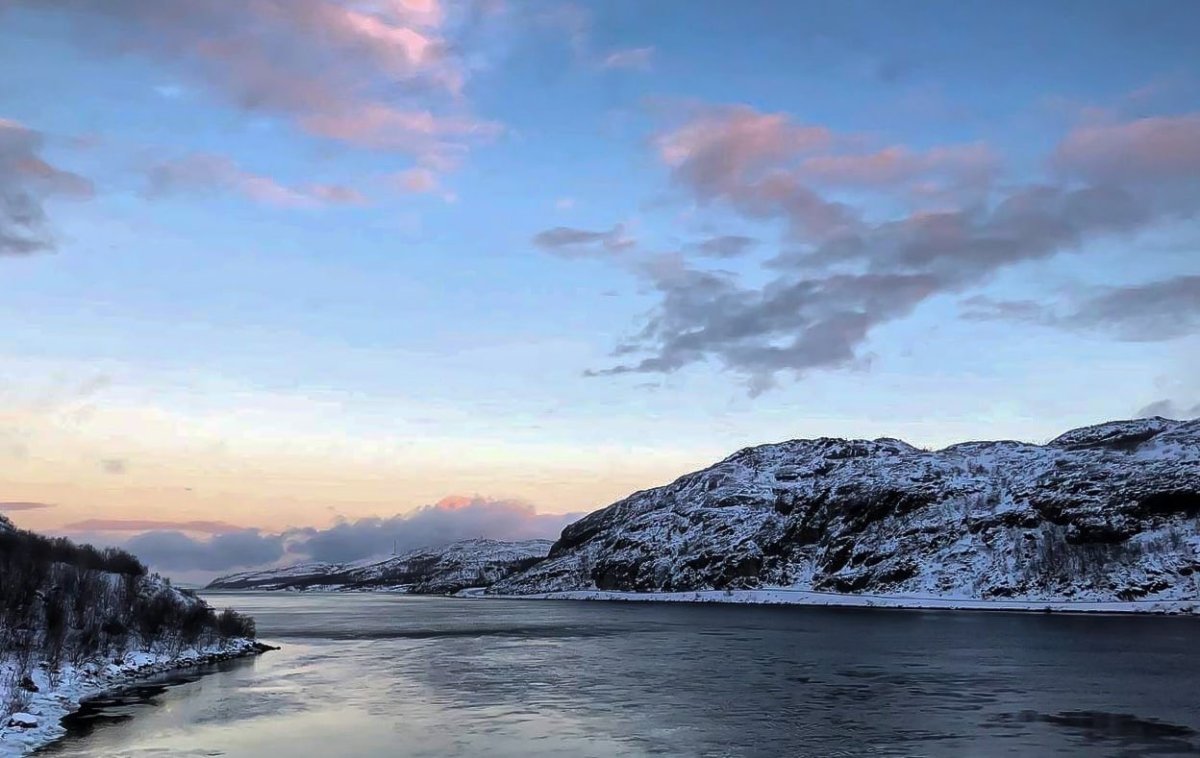 На реке тает лёд.
