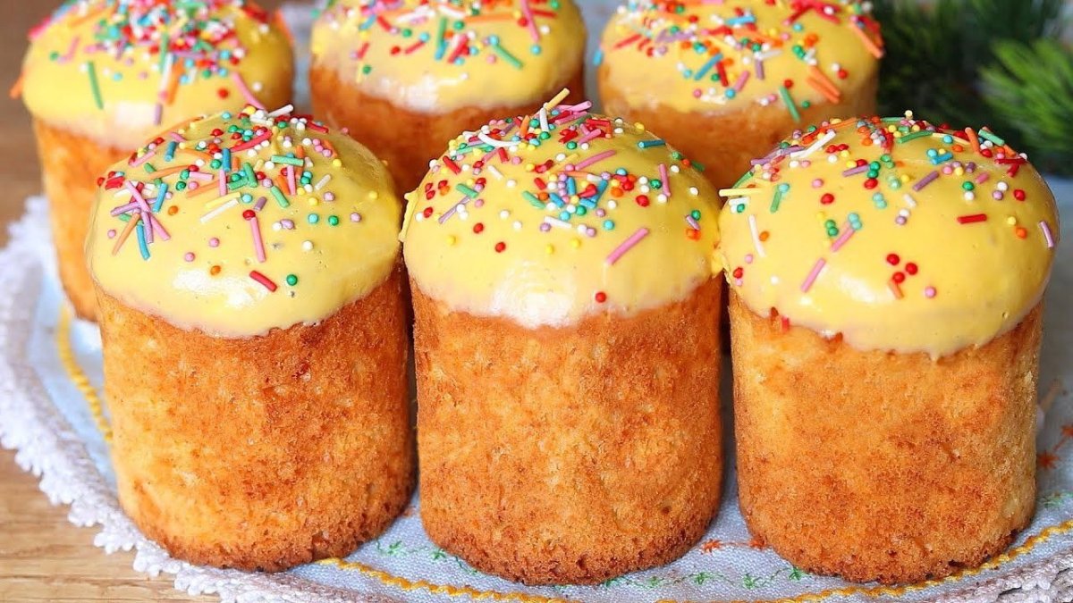 6 куличей на тарелке