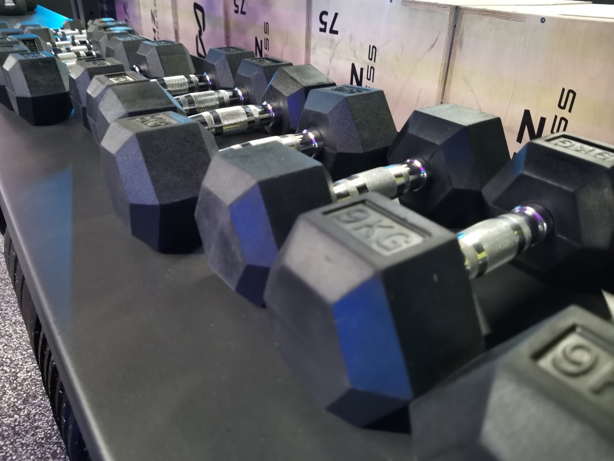 Гантели в тренажером зале.