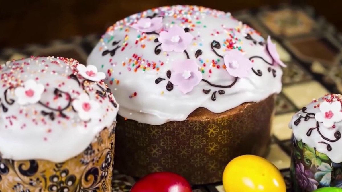 два кулича с глазурью и посыпкой