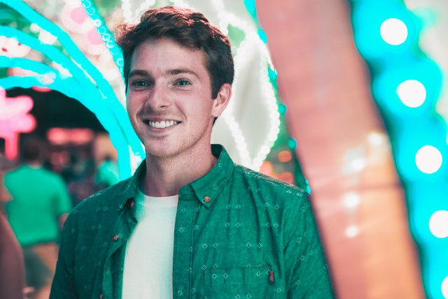 молодой улыбчивый парень