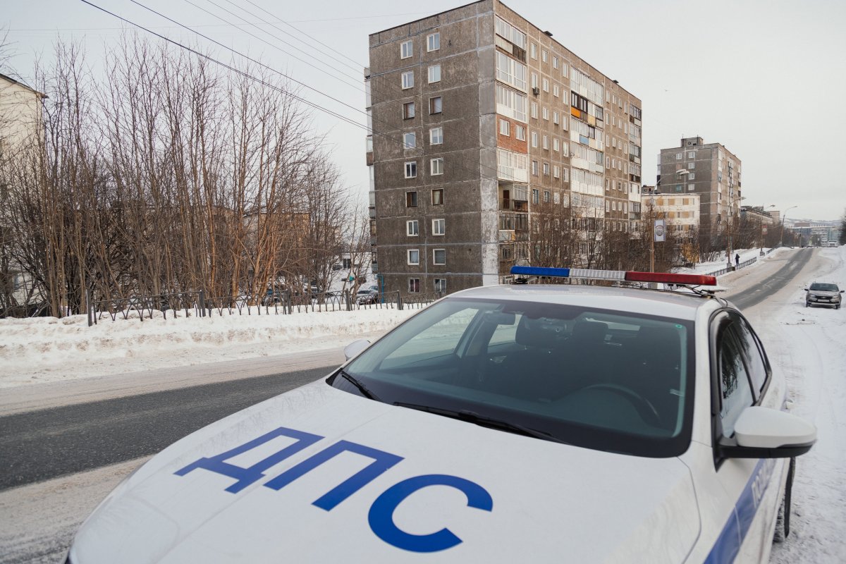 Машина ДПС стоит на патруле.