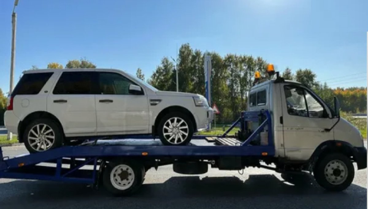 машина на эвакуаторе