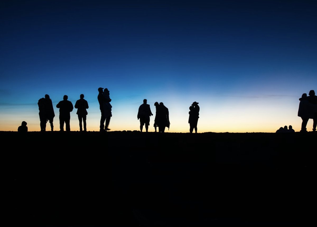 Силуэты людей на закате