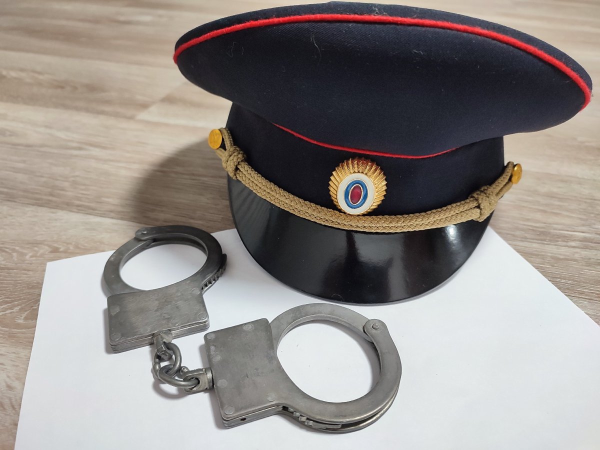 Фуражка полицейского и наручники