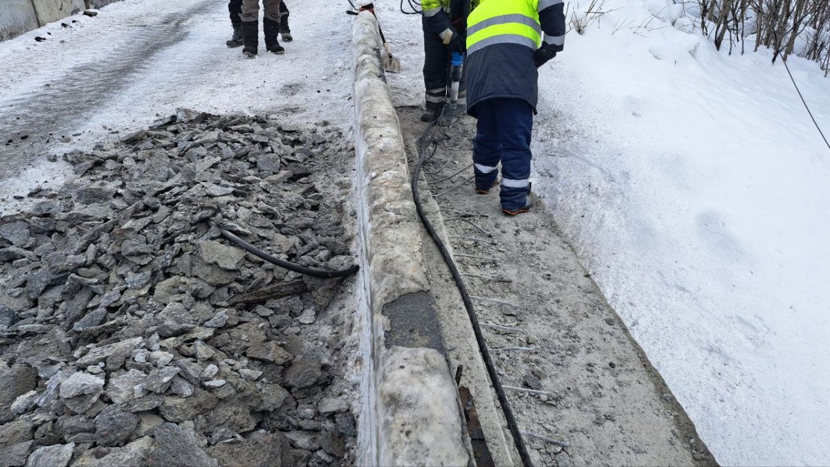 Рабочие ремонтируют мост