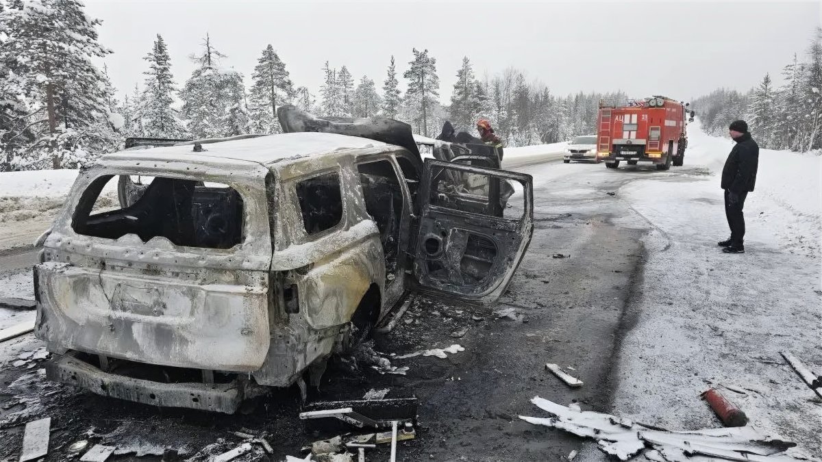 Сгоревший автомобиль на дороге