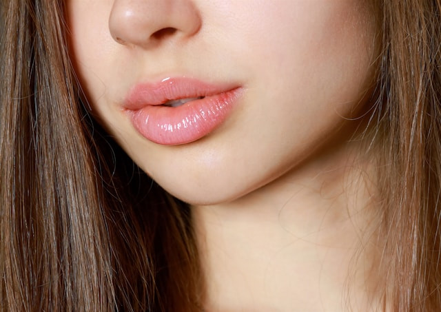 нижняя часть лица молодой девушки