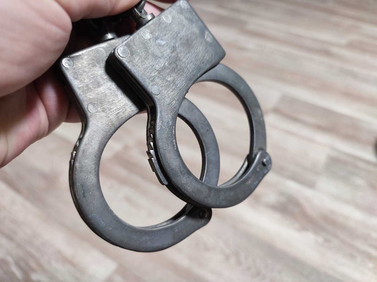 Наручники в руках полицейского