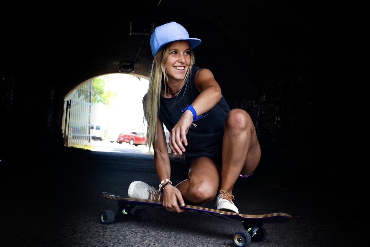 Блондинка на скейте