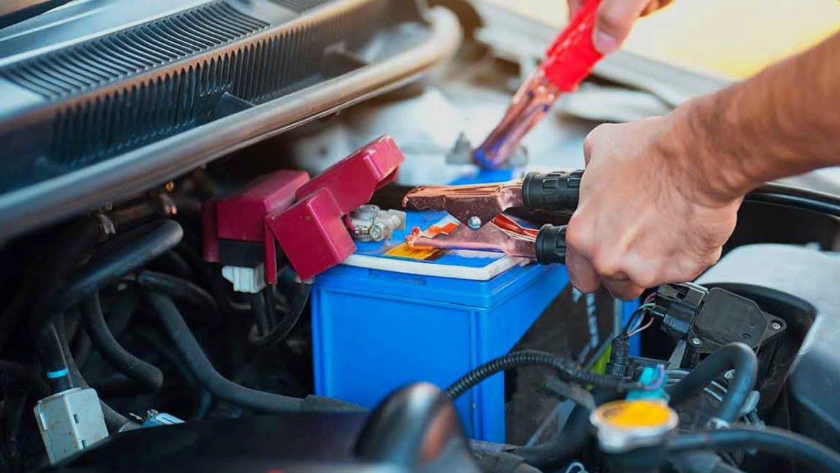 механик подсоединил  клеммы к АКБ