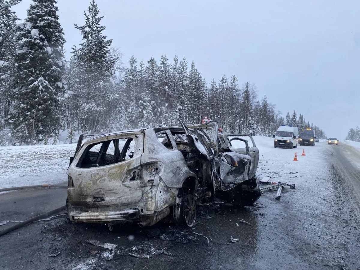 Сгоревший автомобиль после ДТП.