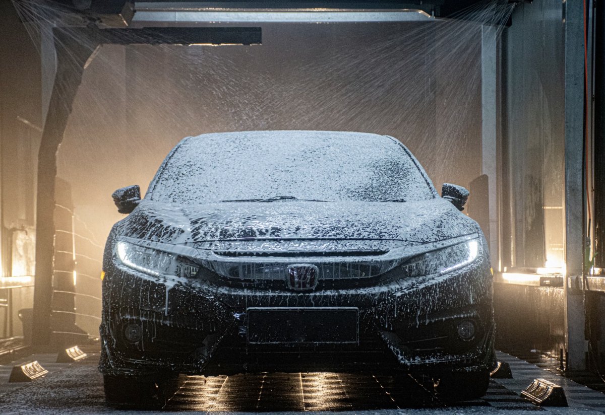 Черная машина на мойке