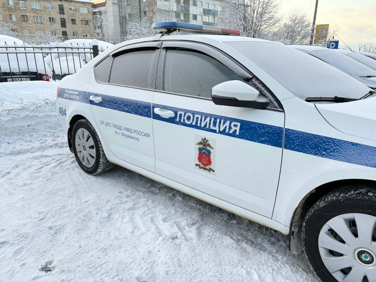 Машина ДПС стоит на парковке.